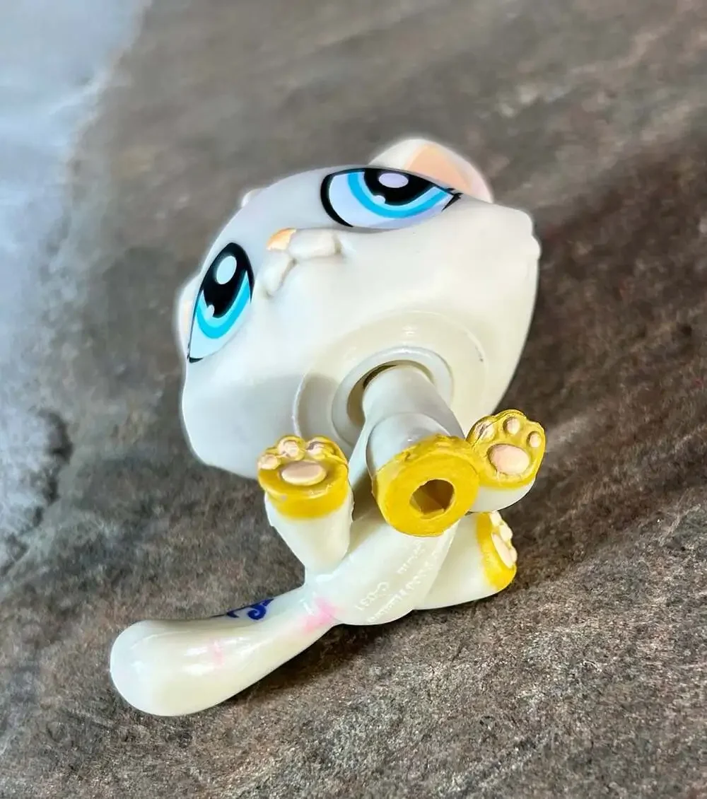 LPS Authentic Littlest Pet Shop 2006 Pearl white blue eyed tabby cat c-031